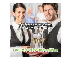 Официанты с поморский отель,на побережье